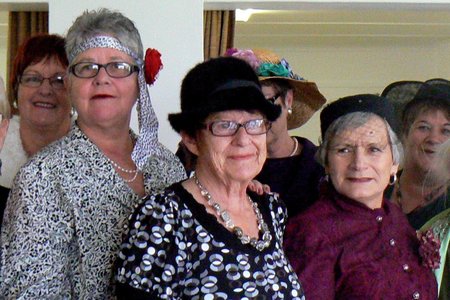 Die Bietoubossers het hulle behoorlik opgetooi vir hulle 21ste verjaardvieringe, met Betsie van der Merwe (voor regs) wat dieselfde â€œkadotjieâ€ dra wat sy 62 jaar gelede met haar â€œgoing awayâ€ gedra het.